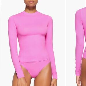 Skims Long Sleeve Fits Everybody T-Shirt - Neon Orchid